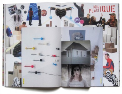 Photomontage de la double page centrale avec 2 cahiers, vues d'exposition, vidéos et clips.