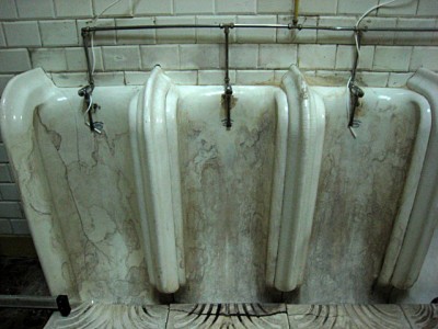 Je vais aux toilettes