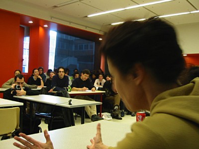 La conférence démarre. Anne-Marie introduit