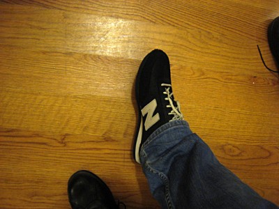 J'essaye une paire de New balance. Je l'achète. Marjolaine s'achète une paire de Birkenstock
