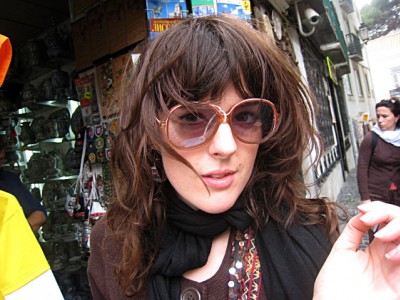 Marjolaine essaye des lunettes