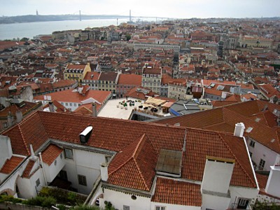 La vue. Je remarque la terrasse où nous étions tout à l'heure