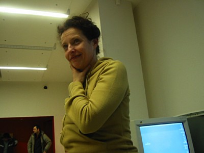 La conférence est terminée. Anne-Marie est satisfaite