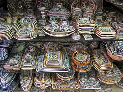 Marjolaine adore les boutiques de souvenirs