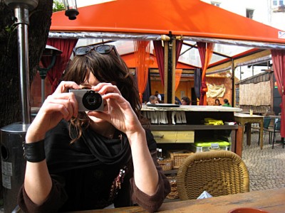 Nous nous installons et buvons un verre