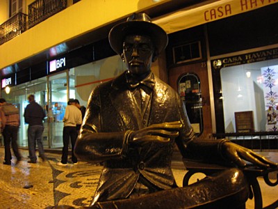 Nous nous installons à côté de Fernando Pessoa à la terrasse d'un café