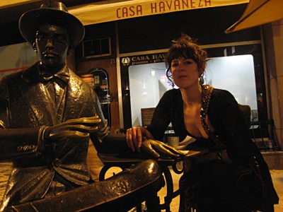 Marjolaine veut poser avec la statue