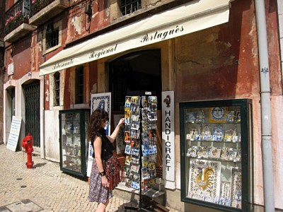 Marjolaine regarde les souvenirs