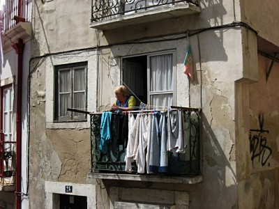 Une femme à son balcon
