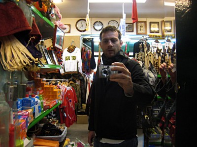 Marjolaine m'entraine dans les boutiques de souvenirs