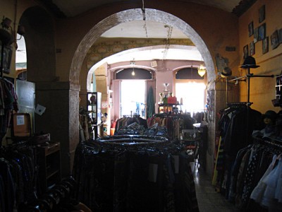 Marjolaine m'entraine dans des boutiques de vêtements