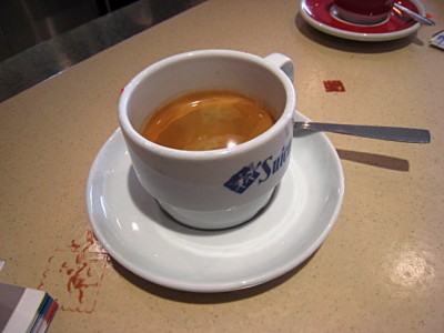 Je bois un café