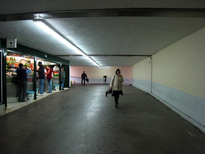 Nous attendons dans le tunnel que ça se calme. Il faut pas mal marcher jusqu'à la tour
