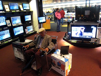 Un vieux regarde la télé