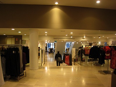 Marjolaine m'entraine dans un magasin de vêtements