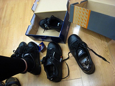 Elle trouve une paire de tennis en cuir