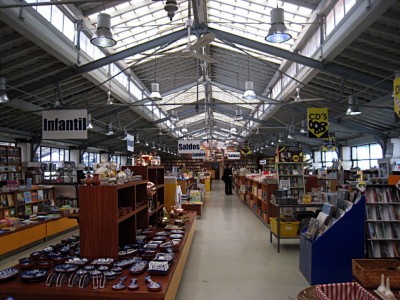 Il y a une grande librairie