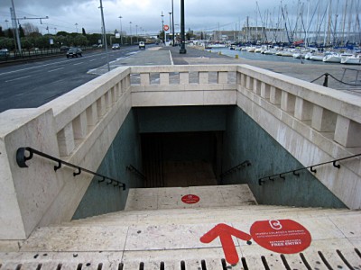 Nous empruntons un passage souterrain