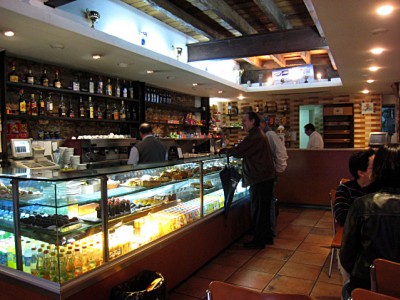 Nous entrons dans un bar