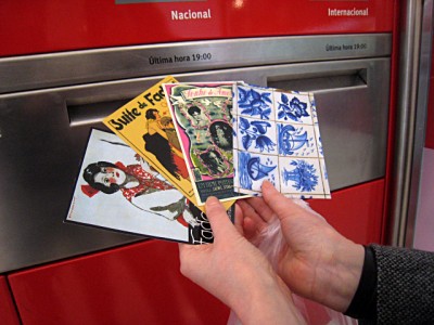 Elle met ses cartes dans la boite