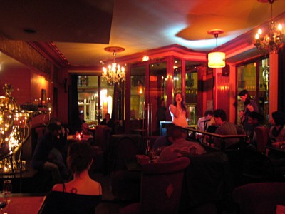 Une copine d'Aurore chante