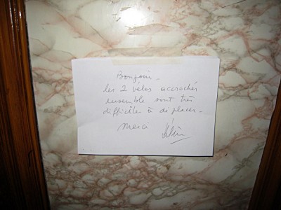 Je sors. Je lis un papier à propos de mon vélo et de celui de Marjolaine