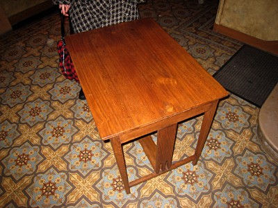 Nous trouvons une table devant la porte de mon immeuble