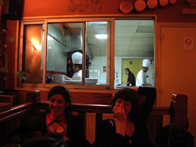La cuisine est visible depuis la salle