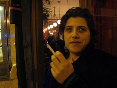 Aurore fume une cigarette dehors