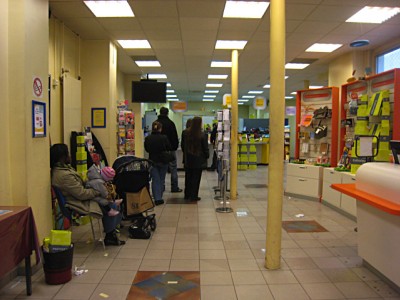 Je fais la queue pour déposer mon argent