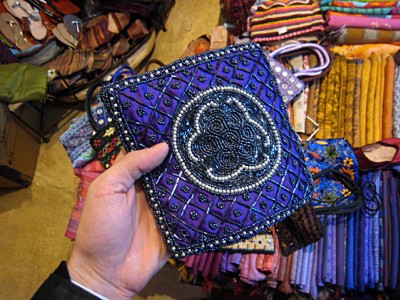 Nous achetons un sac pour l'anniversaire de Magali