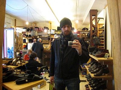 Nous allons dans un magasin de chaussures