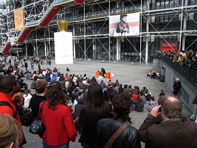 Un spectacle sur l'esplanade de Beaubourg