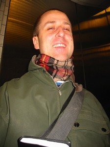 Edouard arrive finalement. M. T lui a posé un lapin. Nous n'irons donc pas en banlieue
