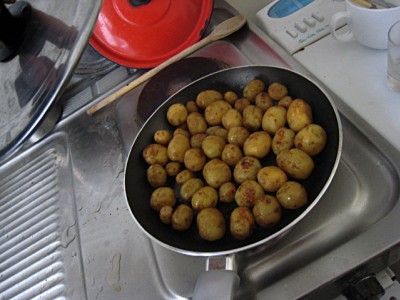 Marjolaine prépare à manger
