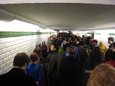 Nous essayons de prendre le métro mais il y a trop de monde