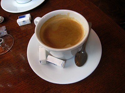 Je bois un café