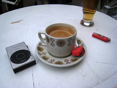 Je bois un café