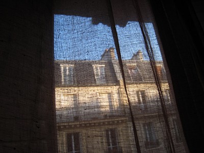 Je regarde à la fenêtre