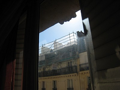 Je regarde à la fenêtre