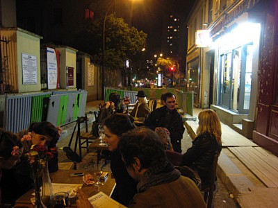 Une terrasse a été installée dans la rue devant chez Marjolaine