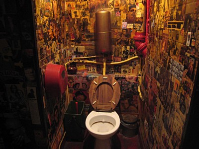 Je vais aux toilettes