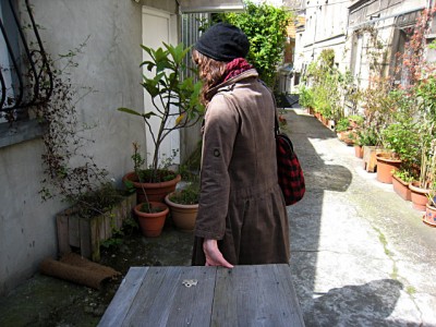 Nous remettons la table à sa place