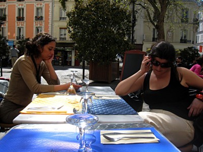Nous nous installons en terrasse pour manger