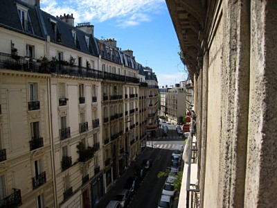 Je regarde à la fenêtre