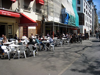 Nous nous installons en terrasse