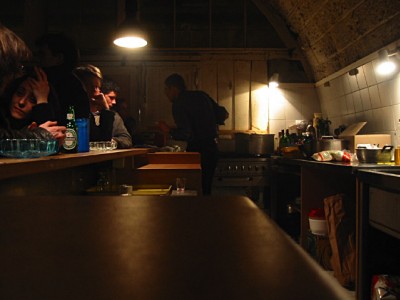 Je vais au bar commander une bière