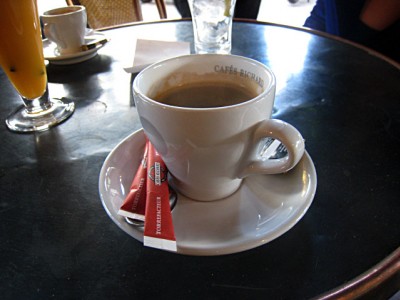Je bois un café