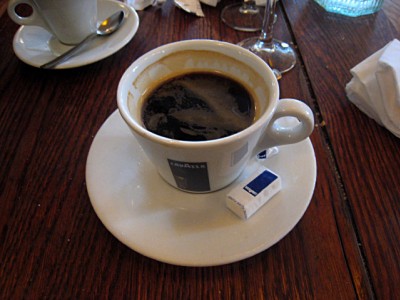 Je bois un café
