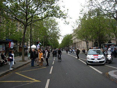 Nous marchons et croisons une petite manifestation